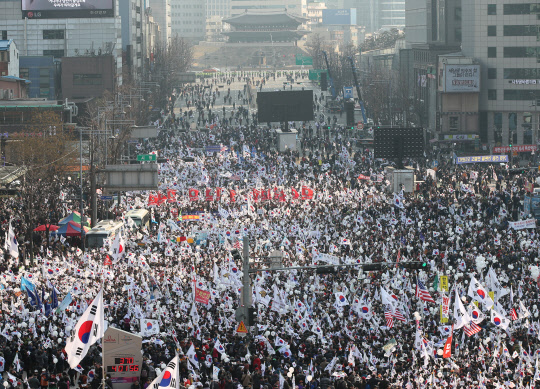 행진 시작하는 보수단체 회원들      (서울=연합뉴스) 김도훈 기자 = 특검수사가 종료된 뒤 첫 주말인 4일 오후 서울광장에서 열린 박근혜 대통령 탄핵 기각 촉구 집회에서 참가자들이 행진을 시작하고 있다. 2017.3.4      superdoo82@yna.co.kr  (끝)